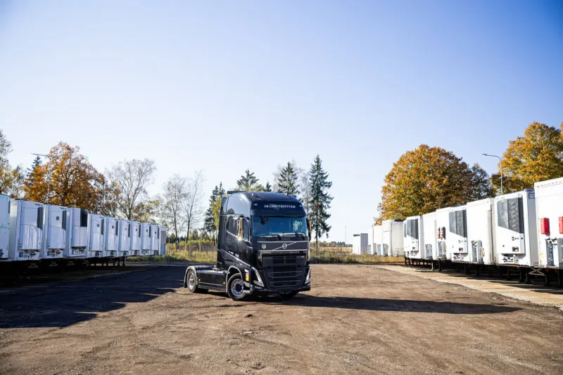Šaldytuvų puspriekabės ir vilkikas Hanse Trailer aikštelėje